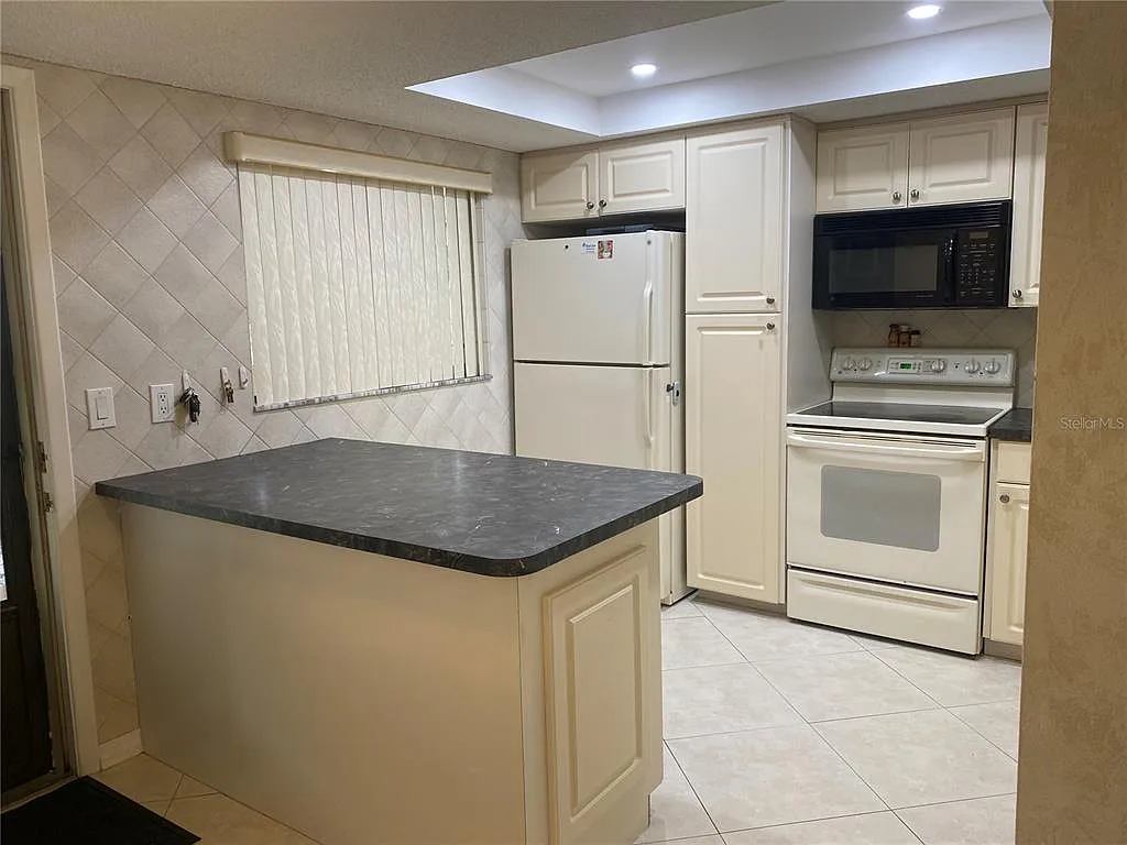 2 bed, 2.0 bath, 1140 sqft, $2,100 — Photo 3