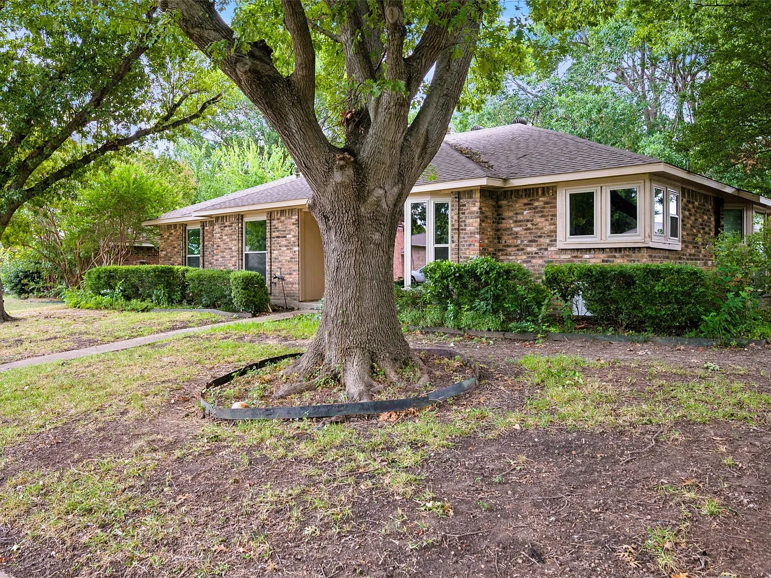 3 bed, 2.0 bath, 2176 sqft, $2,600 — Photo 2