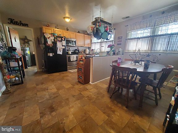 4th image of 75 Larkspur St