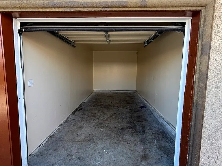 10504 S San Pedro St — Photo 15
