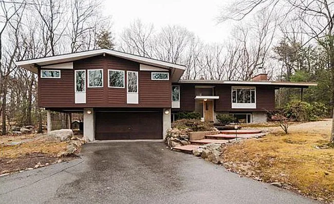 4 bed, 2.5 bath, 2200 sqft, $5,500 — Photo 1