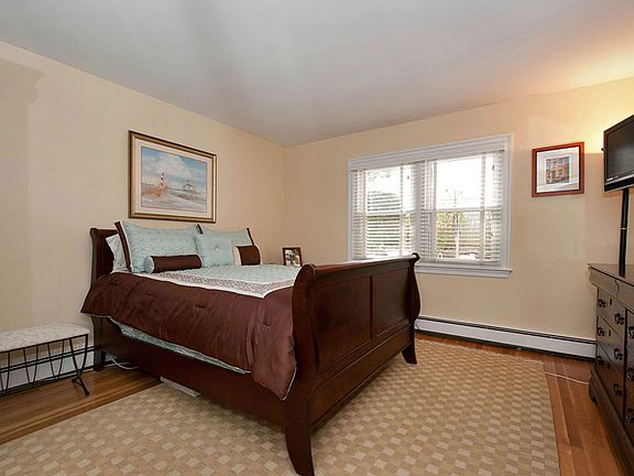 5th image of 32 Hillcrest Dr