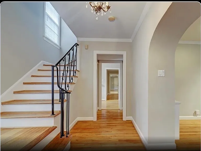 2044 Addison Rd — Photo 3