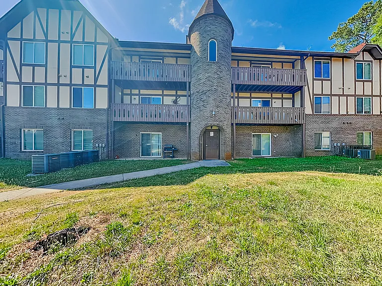 1020 Camelot Dr — Photo 2