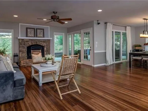 8 Tanglewood Rd, Lake Wylie, SC 29710