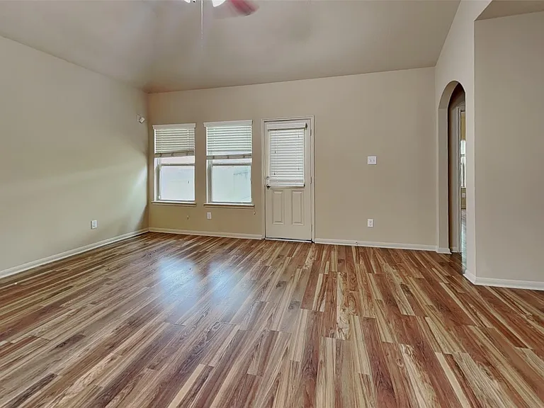 1411 Cameron Park Ln — Photo 3