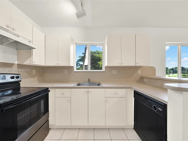 3385 NE 10th St #201 — Photo 7