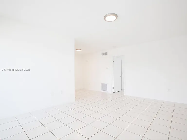 1060 NE 78th Street Rd #10 — Photo 2