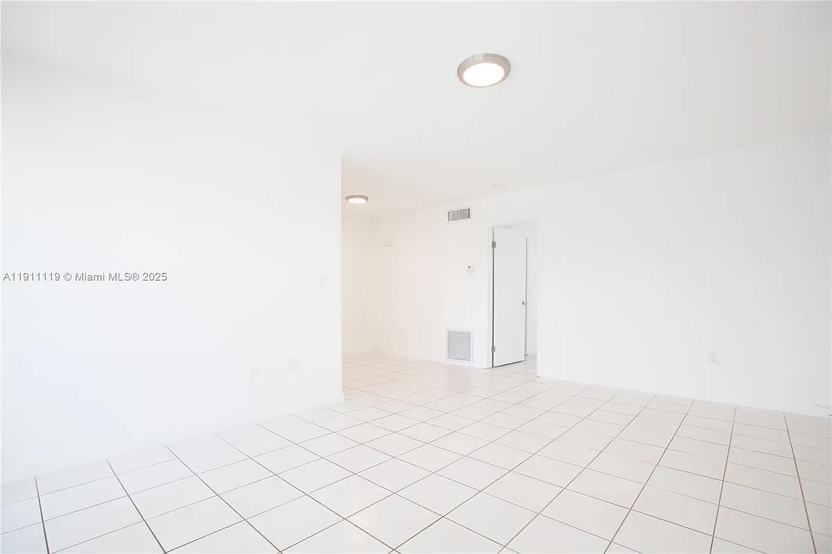 Building Photo - 1060 NE 78th Street Rd #10