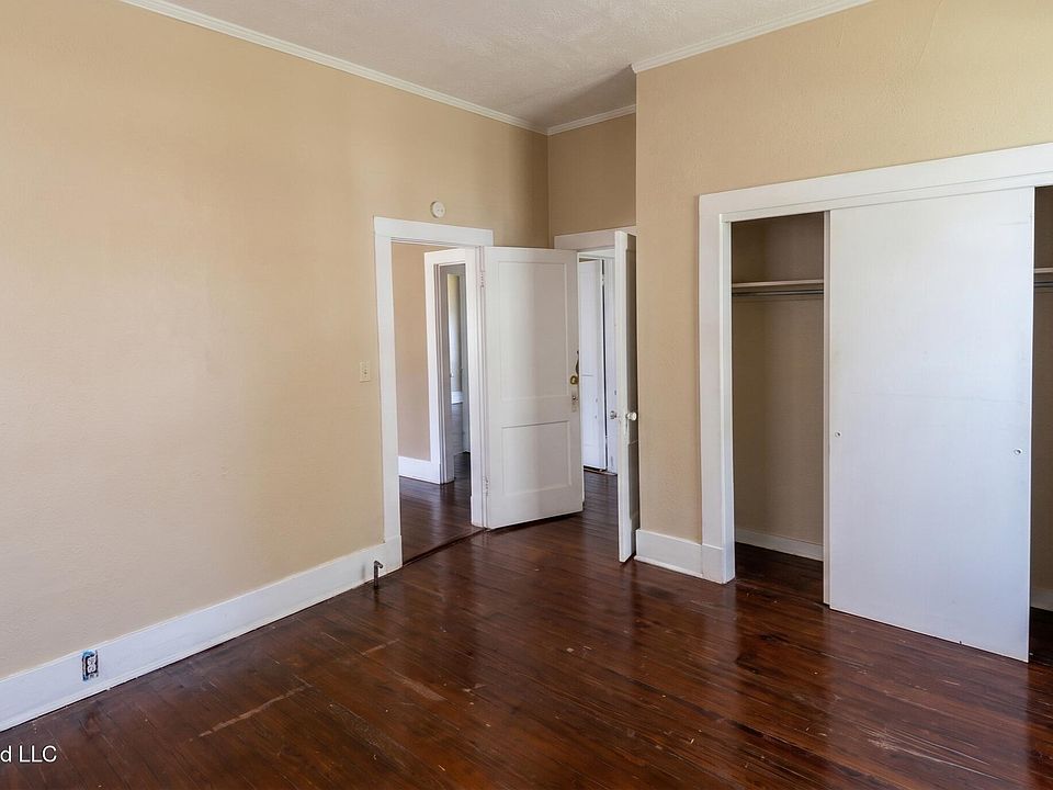 7th image of 221 E Center St