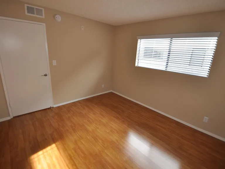 5921 Whitsett Ave — Photo 5