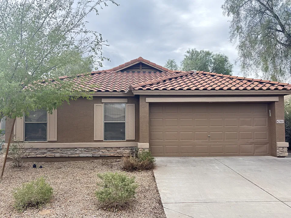 42303 W Anne Ln