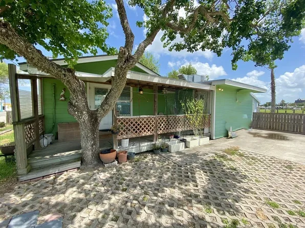 112 Palmetto Ave, Rockport, TX 78382