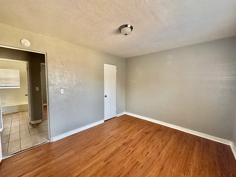 2034 NW 25th St #6 — Photo 17