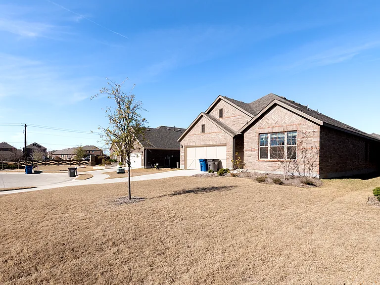 1421 Avalon Ct — Photo 2