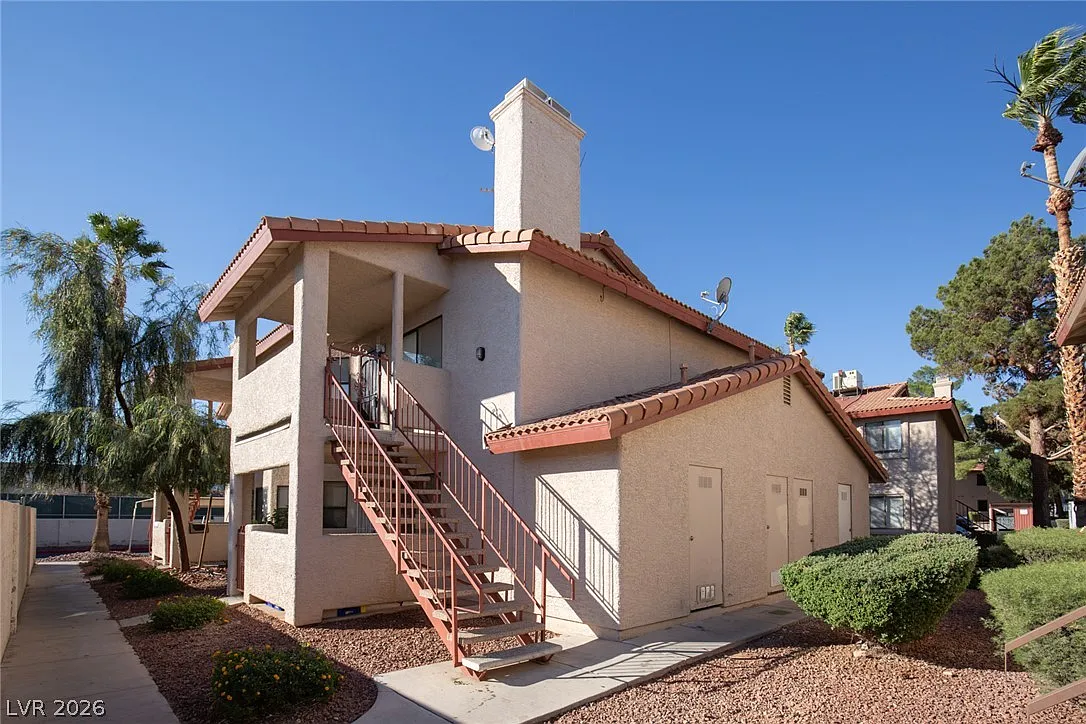 2 bed, 2.0 bath, 912 sqft, $1,395 — Photo 1