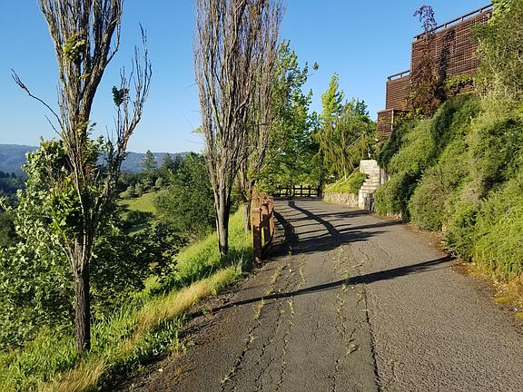 5th image of 2555 Madrona Ave