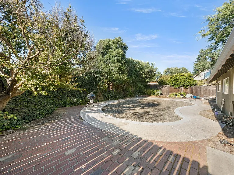 123 Lido Cir — Photo 16
