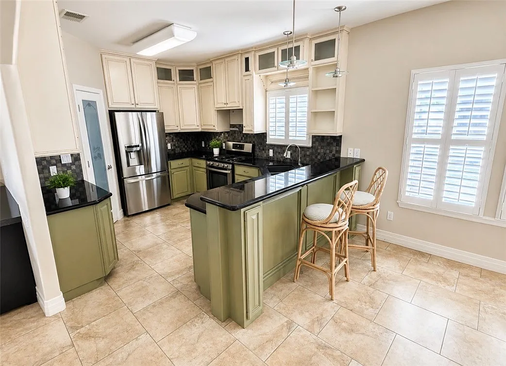 4 bed, 2.5 bath, 2612 sqft, $3,500 — Photo 4