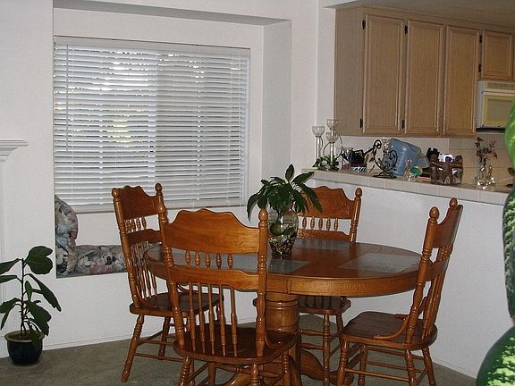 Dining room w/window seat!