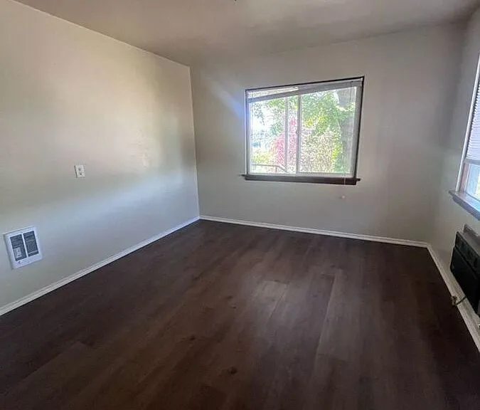 900 NE Maple St — Photo 7