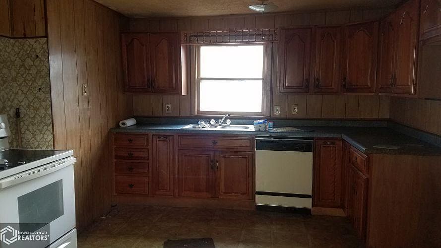 2nd image of 203 W Linn St
