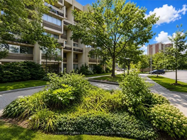 1300 Marlborough Ct #121, Oakville, ON L6H 2S2