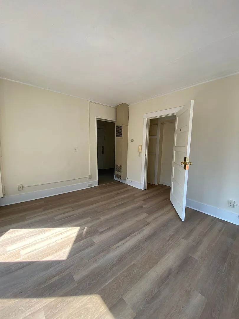 Uptowner Apartments — Photo 2