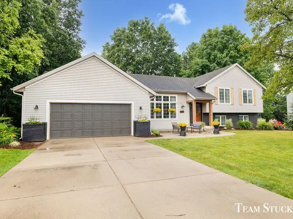5256 Surf Dr NE, Rockford, MI 49341