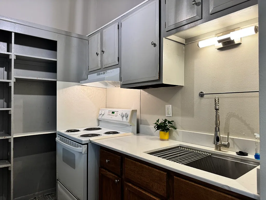3 bed, 953 sqft, $2,100 — Photo 1