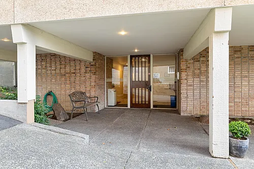 Seasons Apartments Photo 1