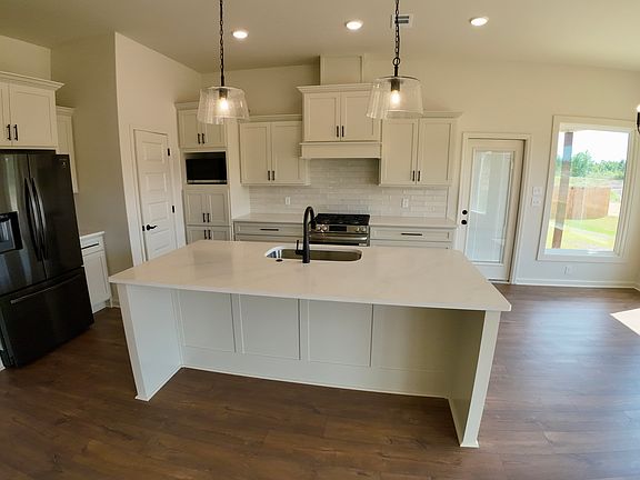 3rd image of 212 Kelton Ln