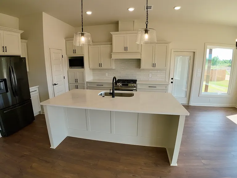 212 Kelton Ln — Photo 3