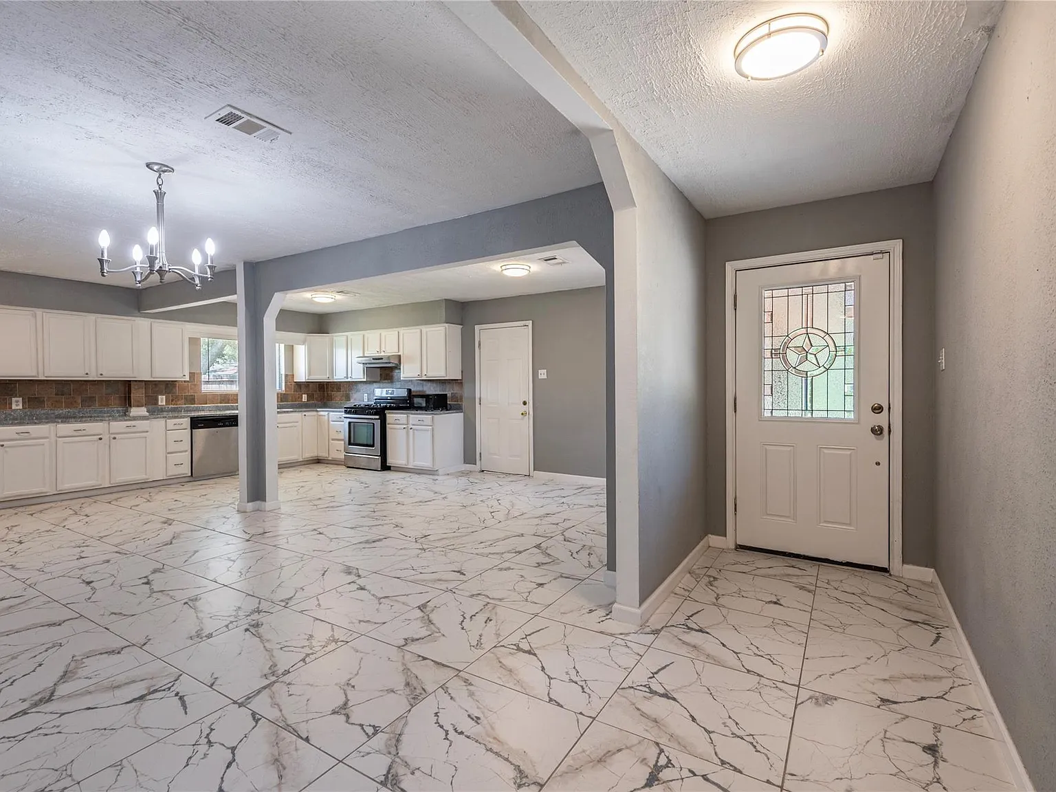 4 bed, 2.0 bath, 2301 sqft, $2,100 — Photo 4