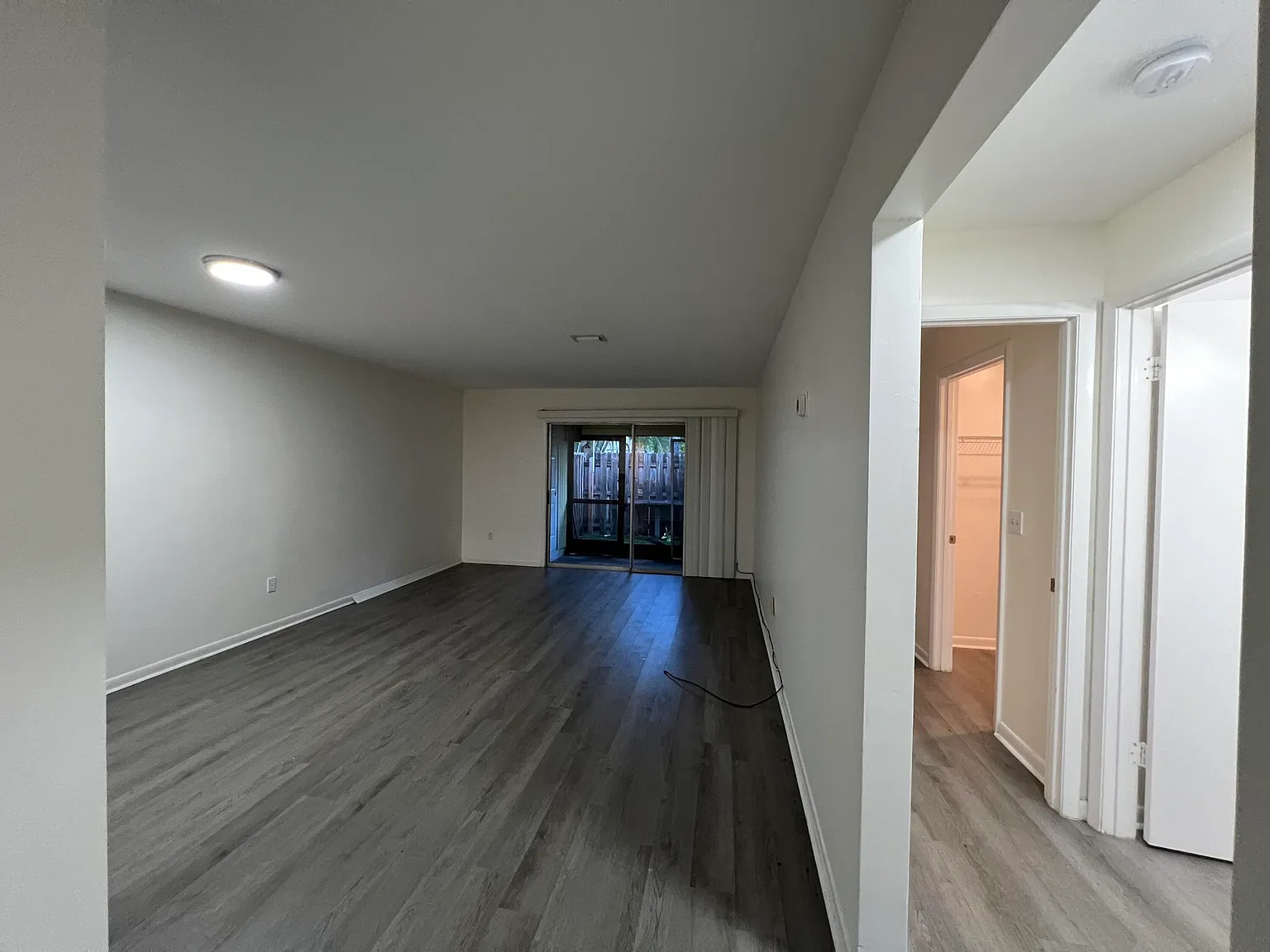 2 bed, 1.0 bath, 5624 sqft, $2,400 — Photo 3