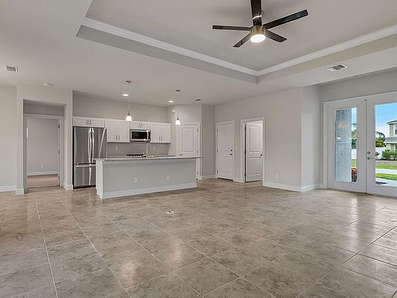 5th image of 2718 SW 4th Ave
