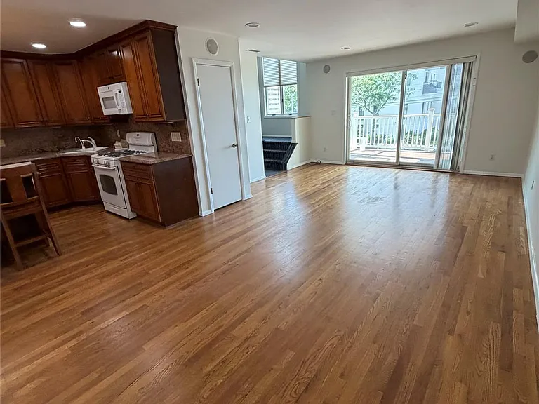 133 W Broadway — Photo 12