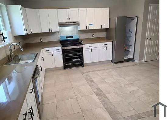 7 bed, 3040 sqft, $5,838 — Photo 3