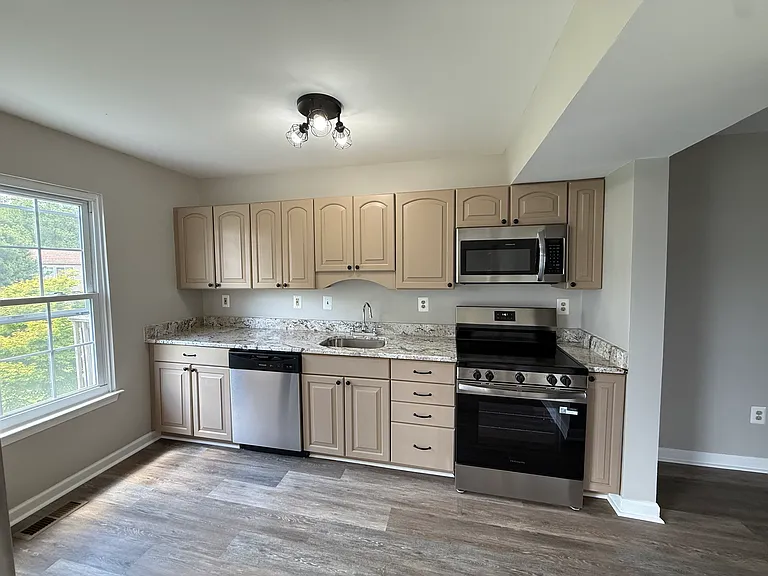 39 Chesthill Ct — Photo 6