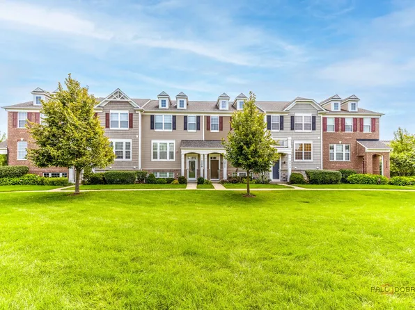 3211 Coral Ln, Glenview, IL 60026