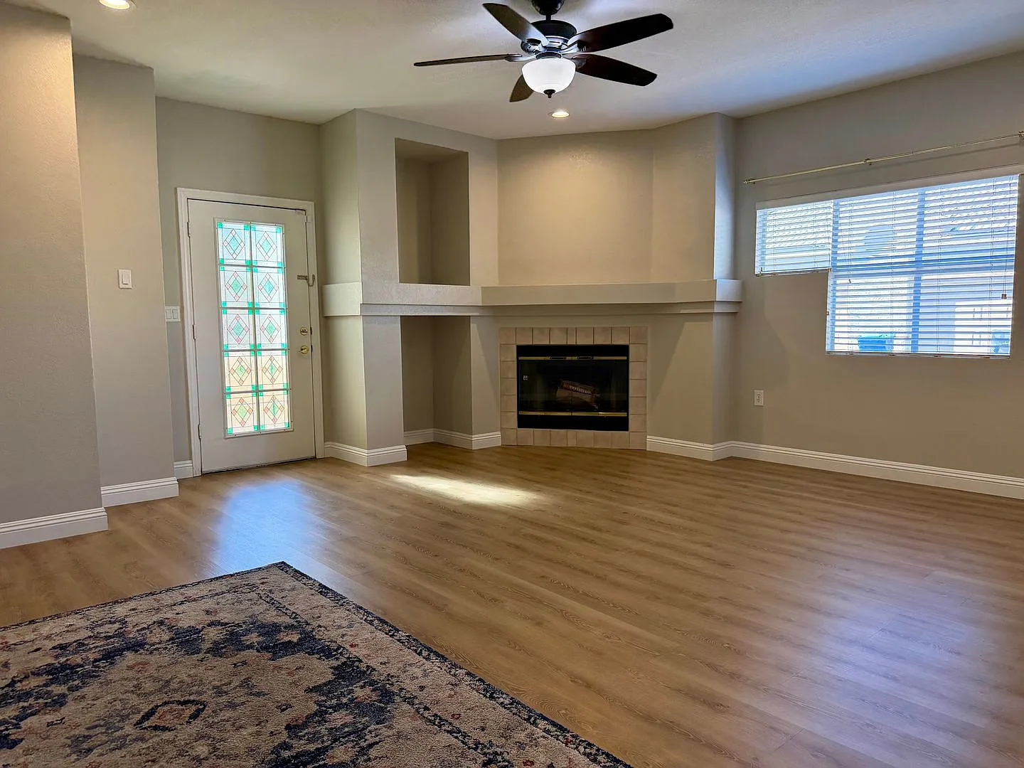 Large 2 bedroom corner unit townhome — Photo 2