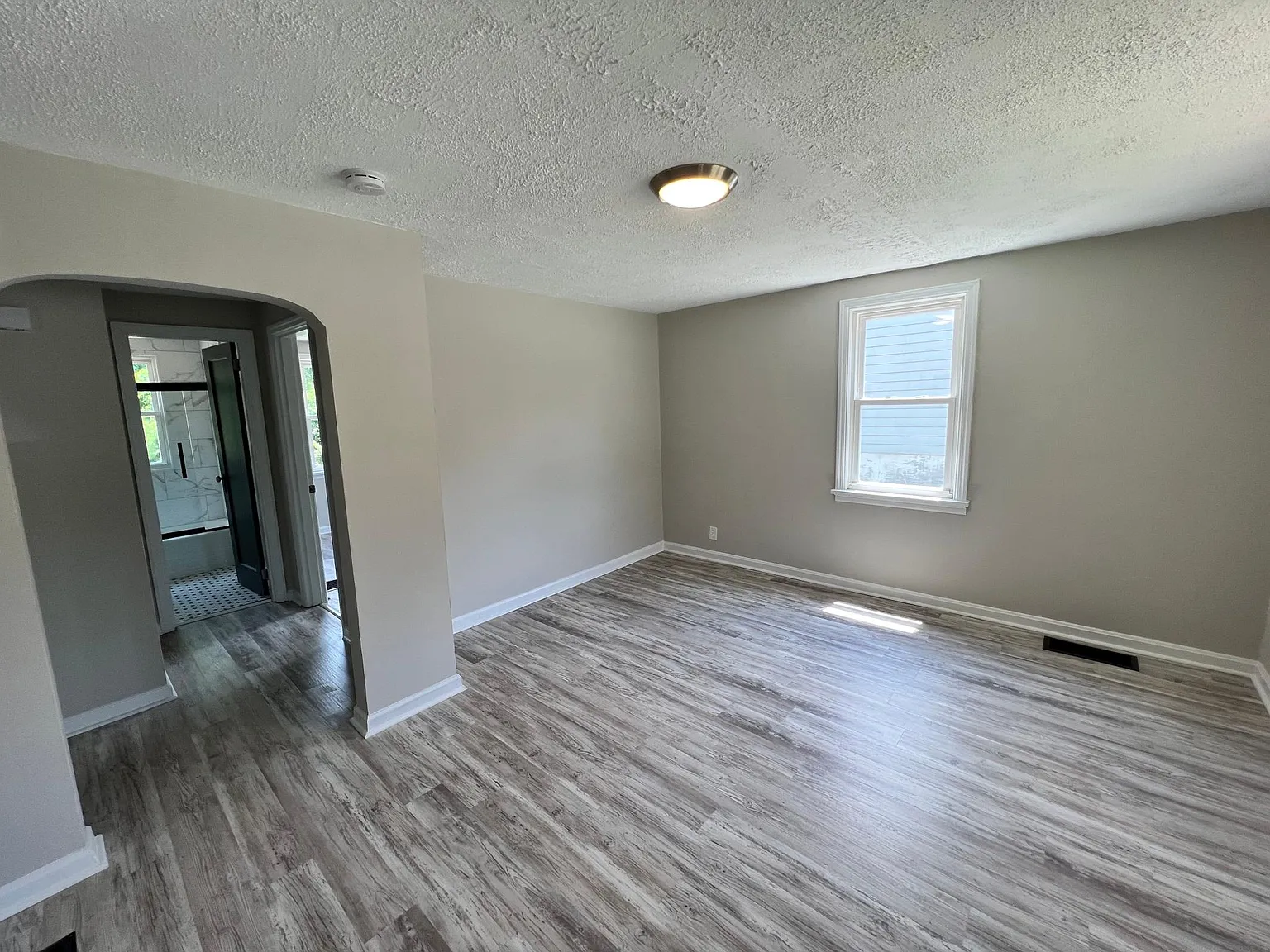 3 bed, 728 sqft, $1,975 — Photo 2