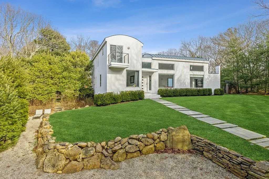 Stunning Modern Five Bedroom in East Hampton — Photo 2