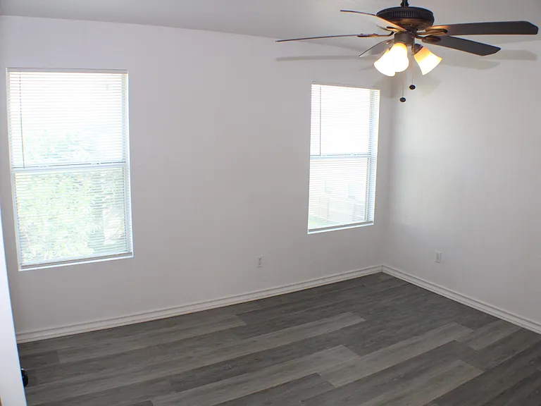 5022 Flipper Dr — Photo 8