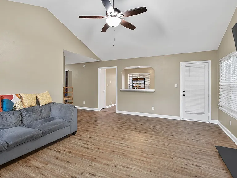 203 Teal Ct — Photo 4