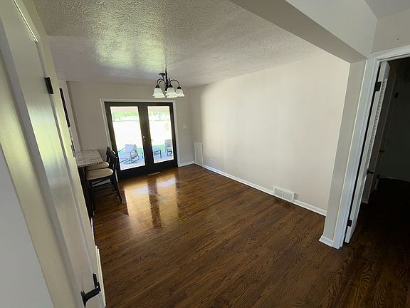 5th image of 2326 Stanford Dr