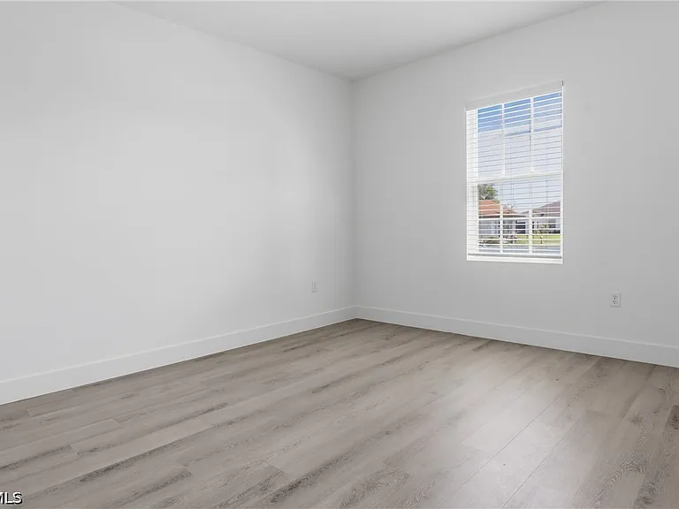 721 Ivan Ave S — Photo 17