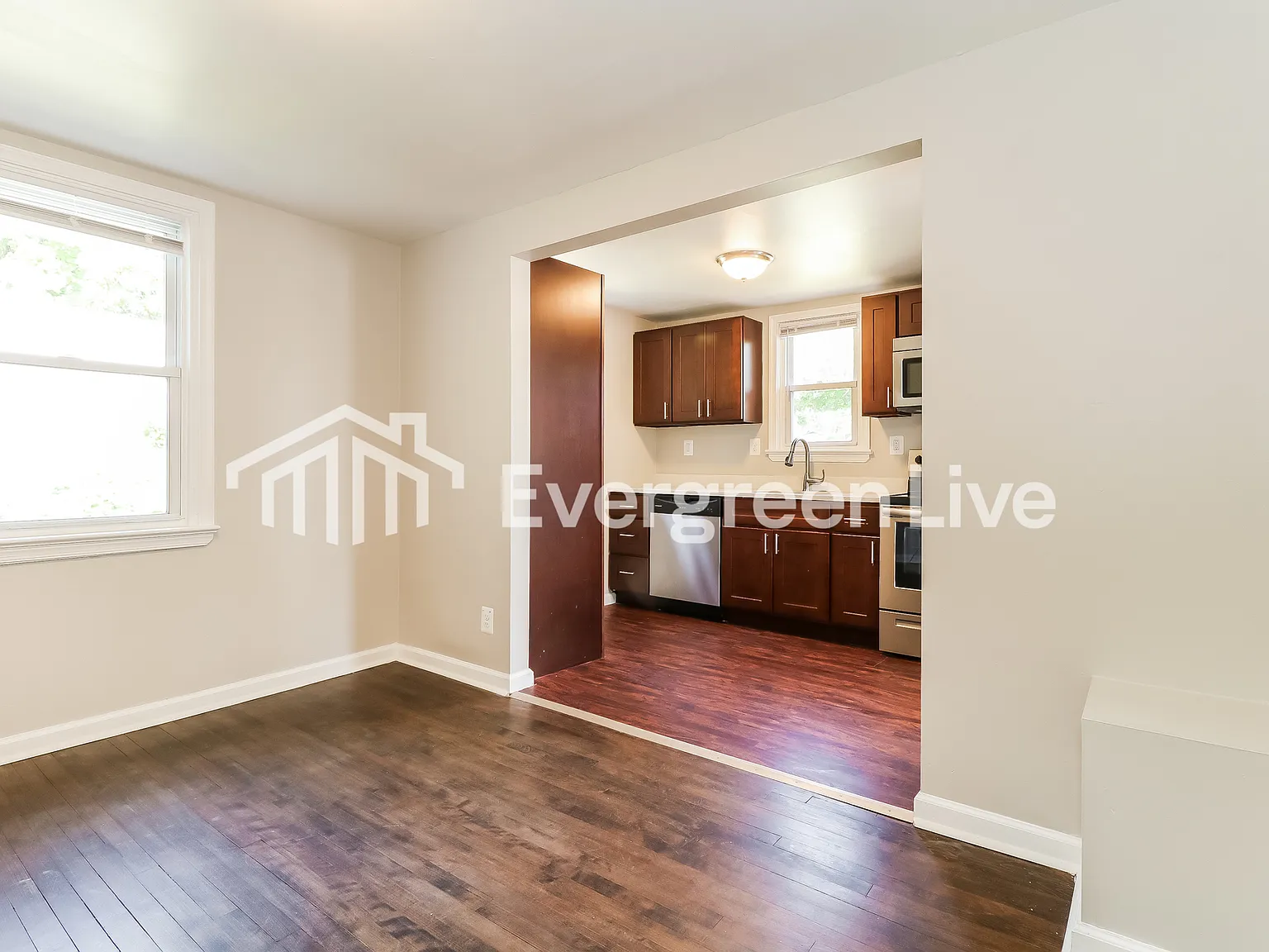3 bed, 1.0 bath, 980 sqft, $1,950 — Photo 4
