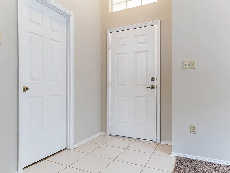 338 Lakebreeze Cir — Photo 2