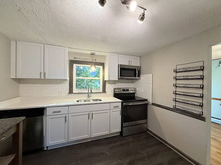 21 Jerome St — Photo 6